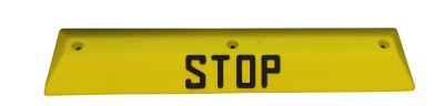 Żółty separator parkingowy z czarnym napisem STOP