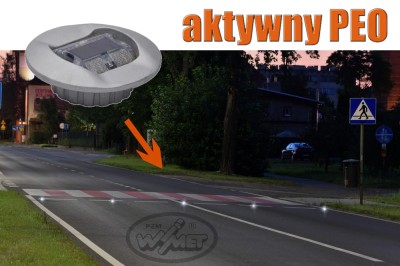 Aktywny element odblaskowy z lampą LED i słoną pługoodporną zamontowany przed przejściem dla pieszych