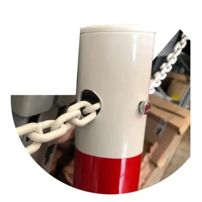 Słupek U12b z łańcuchem.