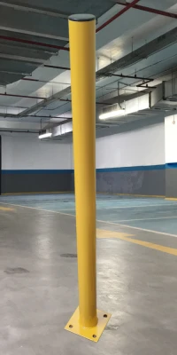 Słupek żółty na podstawce w hali.