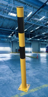 Słupek żółto czarny z podstawką na hali.