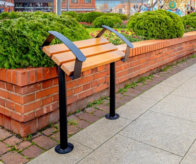 Przysiadek miejski z podłokietnikiem Scarab