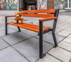 Ławeczka parkowa dziecięca Odważniak z podłokietnikiem drewnianym