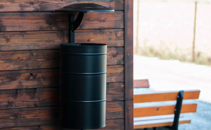 Kosz Urban na ścianę z daszkiem